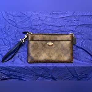 Coach Signature Pvc Pop Pouch 🤎✨